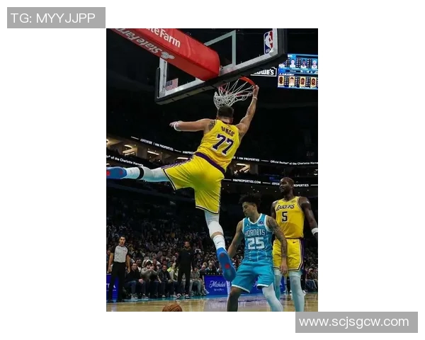 镜头捕捉：东契奇赛场小动作引发热议